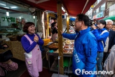 [포커스포토] 신매시장 찾은 김부겸 후보