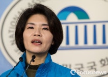 [포커스포토] 기자회견 갖는 한정애