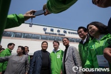 [포커스포토] 상록수역 앞에서 기념사진 찍는 안 대표