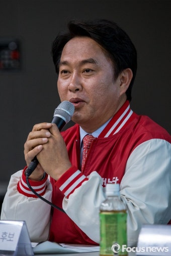 [포커스포토] 공약 발표하는 새누리당 서대문갑 이상헌 후보
