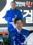 [포커스포토] 춤 추는 이종걸 바라보는 김종인