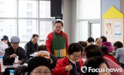 [포커스포토] 마포구 노인복지관 찾은 안대희 후보