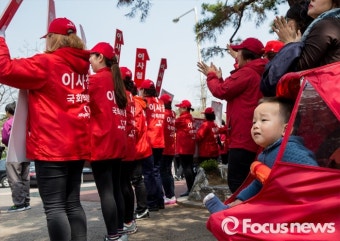 [포커스포토] 엄마, 뭐하는 거에요