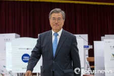 [포커스포토] 사전투표 마친 뒤 월곡시장 향하는 문재인 전 대표