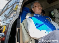 [포커스포토] 차량 올라 이동하는 김종인