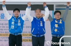 [포커스포토] 경기도 군포 후보들 지지 호소하는 김종인