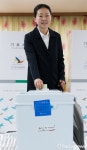 [포커스포토] 투표하는 권은희 광산을 후보