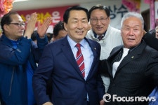 변호사강상수사무소 | [포커스포토] 선거사무소 들어서는 안상수 후보