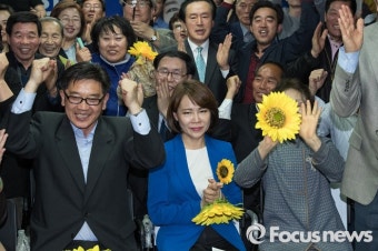 [포커스포토] 지지자들과 함께 기뻐하는 전현희 후보