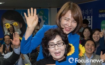 [포커스포토] 지지자들과 기뻐하는 전현희 더불어민주당 강남을 후보