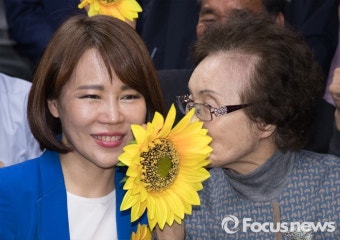 [포커스포토] 어머니와 대화 나누는 전현희 후보