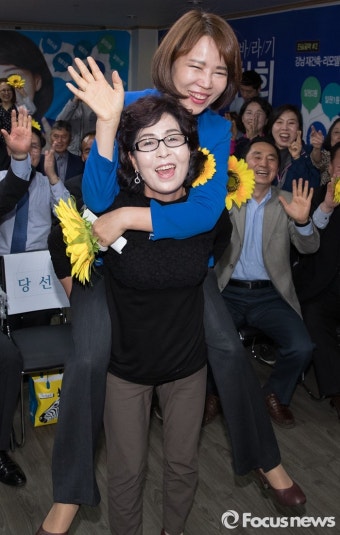 [포커스포토] 기뻐하는 전현희 후보