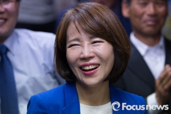 [포커스포토] 미소 짓는 전현희 후보