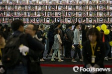 [포커스포토] 세월호 참사 희생자 추모하는 안산시민들