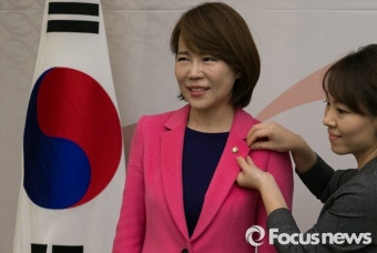 [포커스포토] 20대 국회의원 배지 받는 전현희 당선인