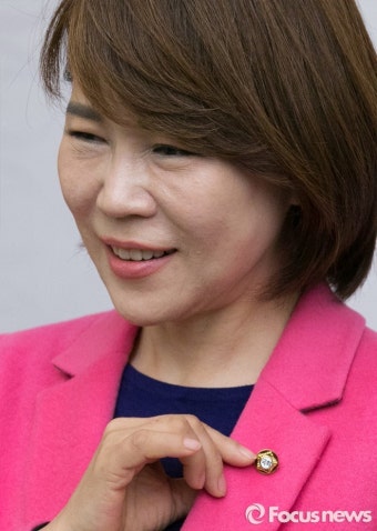 [포커스포토] 국회의원 배지 단 전현희 더민주 당선인