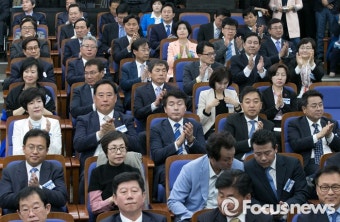 [포커스포토] 박수치는 더민주 20대 총선 당선인들