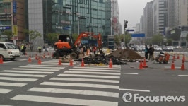 수원시청역 사거리 횡단보도 지반 침하