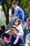 [포커스포토] 무등 탄 어린이들