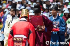 [포커스포토] 전통혼례 재현하는 '정선옹주 시집가는 날' 참가자들