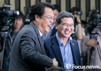 [포커스포토] 정진석-김학용, 활짝 웃으며 인사