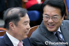 [포커스포토] 대화하는 정진석 원내대표-김병준 교수