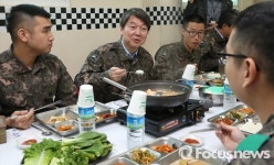 [포커스포토] 장병들과 함께 식사하는 안철수