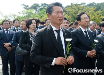 [포커스포토] 헌화하는 정청래