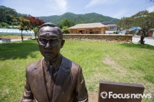 [포토] 반기문 생가 앞 동상