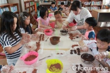 산청 도산초교 달콤한 요리교실…책 읽고 초코볼떡도 만들었어요
