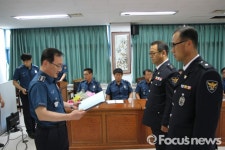 함양경찰서 이종춘 경감·김종익 경위…승진 축하 떡 대신 장학금