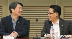 [포토] 대화하는 안철수-박지원