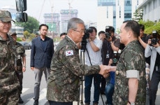 [포토] 악수하는 김종인 대표-이순진 합참의장