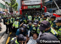 [포토] 장애인차별철폐연대, 이동권 보장 기습 시위 벌여