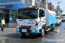 깨끗한 남해군·쾌적한 환경…도로 청소차로 관광남해 단장한다