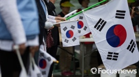 [포토] 태극기 들고 평화통일 기원