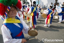 [포토] 꽹과리 치며 행진