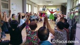 창원 가음정경로당 웃음치료교실…웃었더니 10년은 젊어졌어
