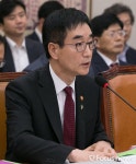 [포토] 의원 질의 답하는 이준식 부총리