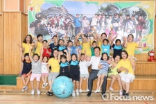 [포토] 민병희 강원교육감, “방과후 돌봄교실에서 신나게 놀아요”