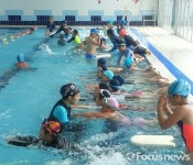 하동 옥종초, 생존수영 교육…물에서 나를 지킬 수 있도록