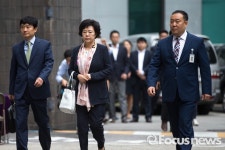 [포토] 서울중앙지검 출석하는 신영자