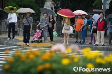 [포토] 우산쓰고 횡단보도 기다리는 시민들