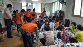 새통영새마을금고 자원봉사대, 경로당 어르신들에 삼계탕 대접