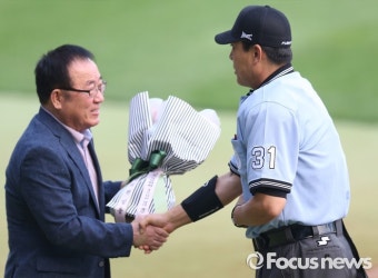 [포토] 이민호 심판 1500경기 출장 시상