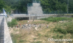 [포토] 깨끗해 졌어요~…인제군 내린천보존회 환경정화 운동