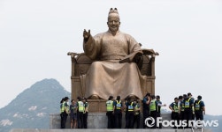 [포토] 세종대왕상에 오른 알바노조
