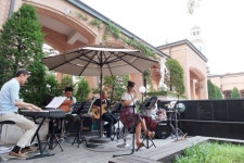 한여름 밤 유럽풍 호텔 정원에서 즐기는 테라스 콘서트