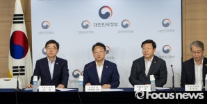 [포토] 추경 관련 호소문 발표하는 유일호