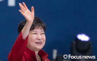 [포토] 전당대회 인사하는 박근혜 대통령